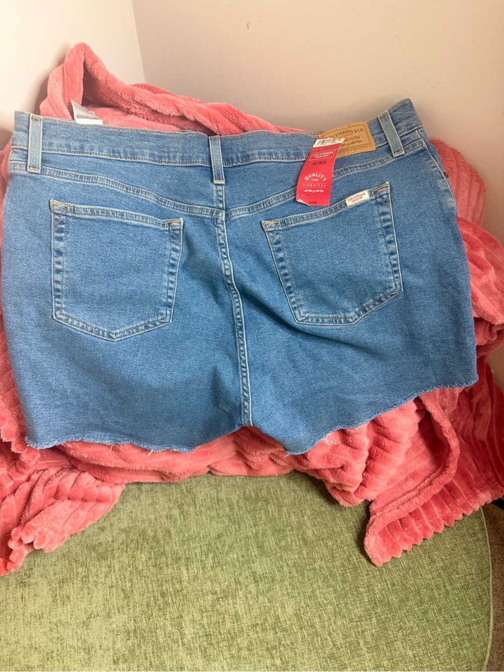 Signature by Levi Strauss Medium Blue Denim Cutoff Shorts - Picture 2 of 2